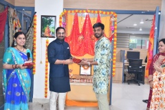 Prize-distubution-by-CE-for-Dandiya-Winner