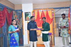 Prize-distubution-by-CE-for-Dandiya-Winners2